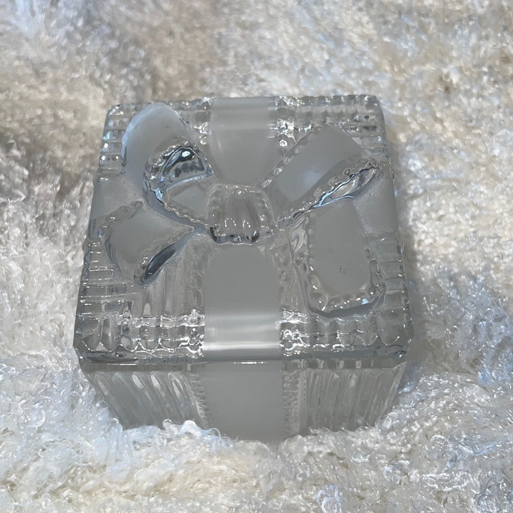 Crystal clear bow box